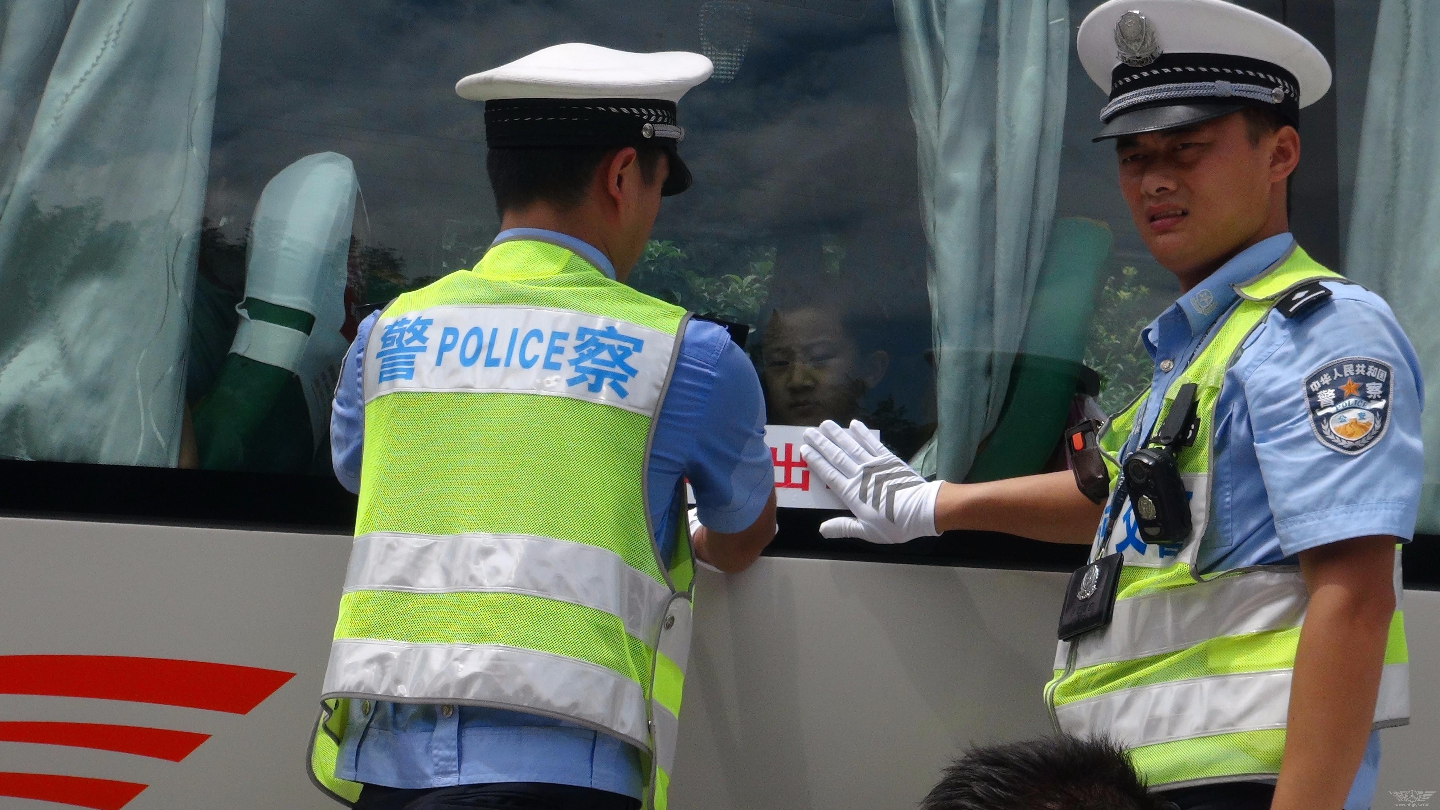 交警在粘贴紧急出口标志 交警在粘贴紧急出口标志