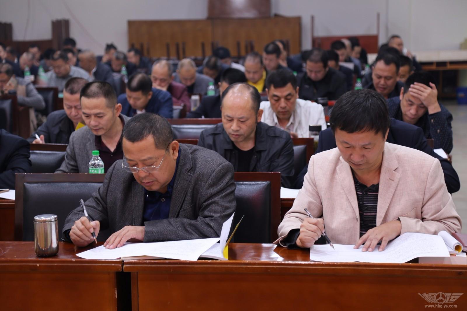 领导和学员们一道参加开卷考试 领导和学员们一道参加开卷考试