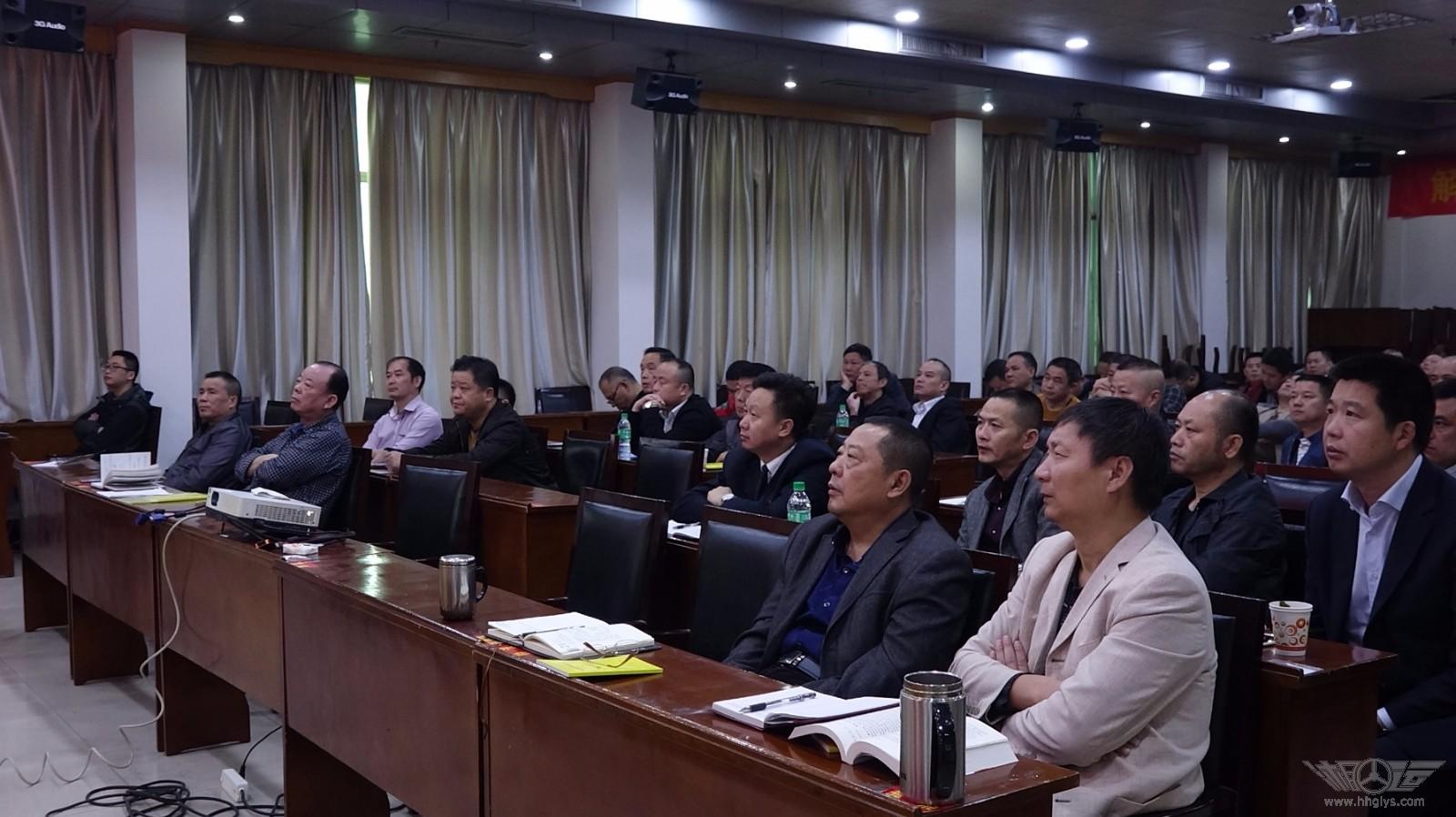 集团公司领导和学员们一道认真听课 集团公司领导和学员们一道认真听课