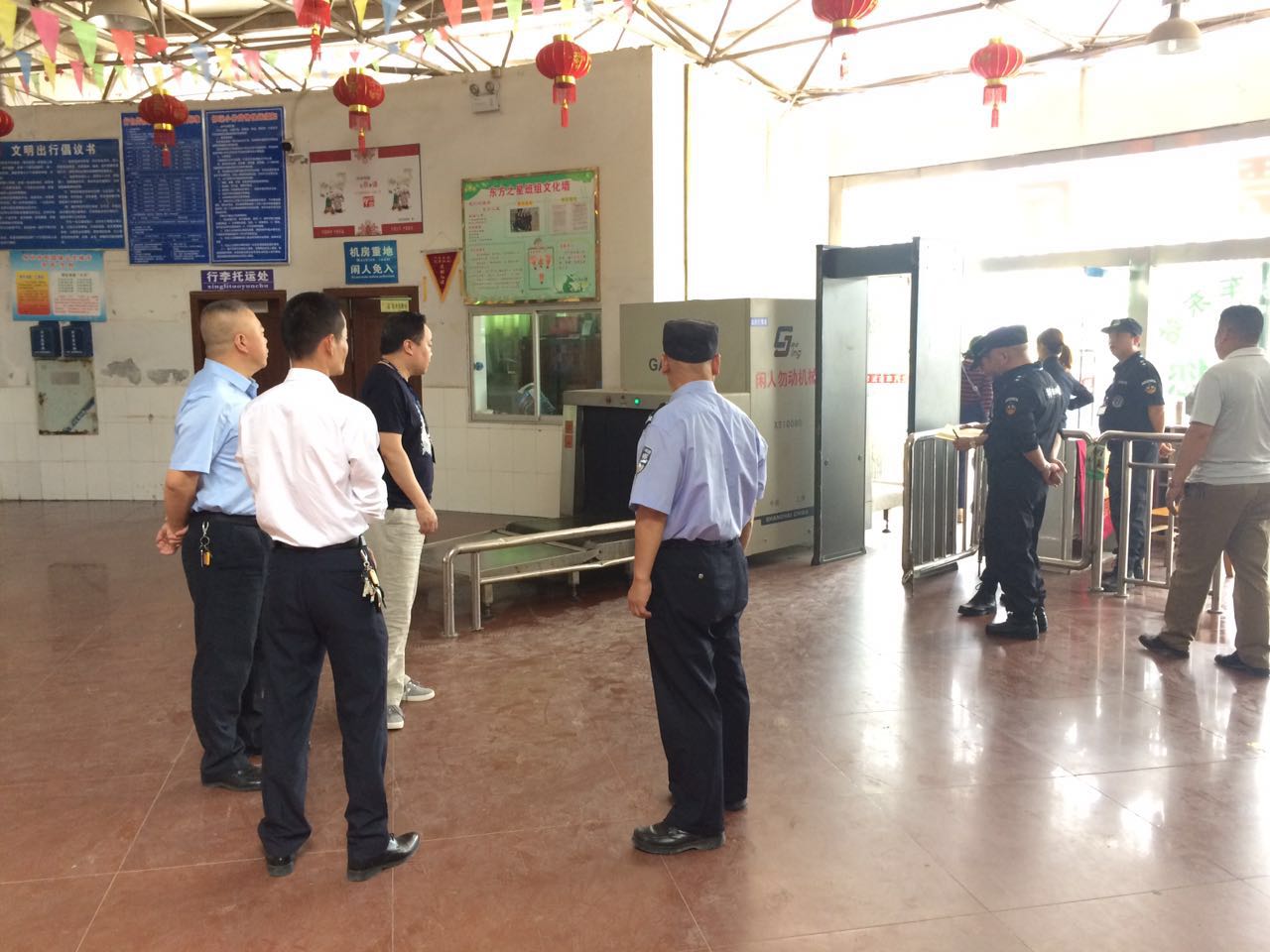 集团公司保卫稽查部部长胡坤林带队在怀化汽车东站检查安保工作
