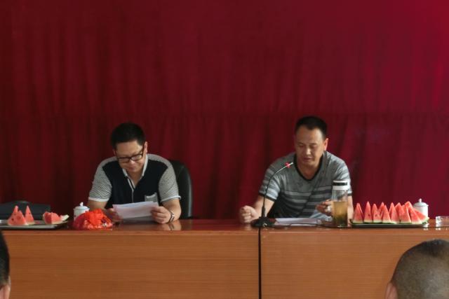 谢喜乐经理(右)和王辉书记在主席台就坐