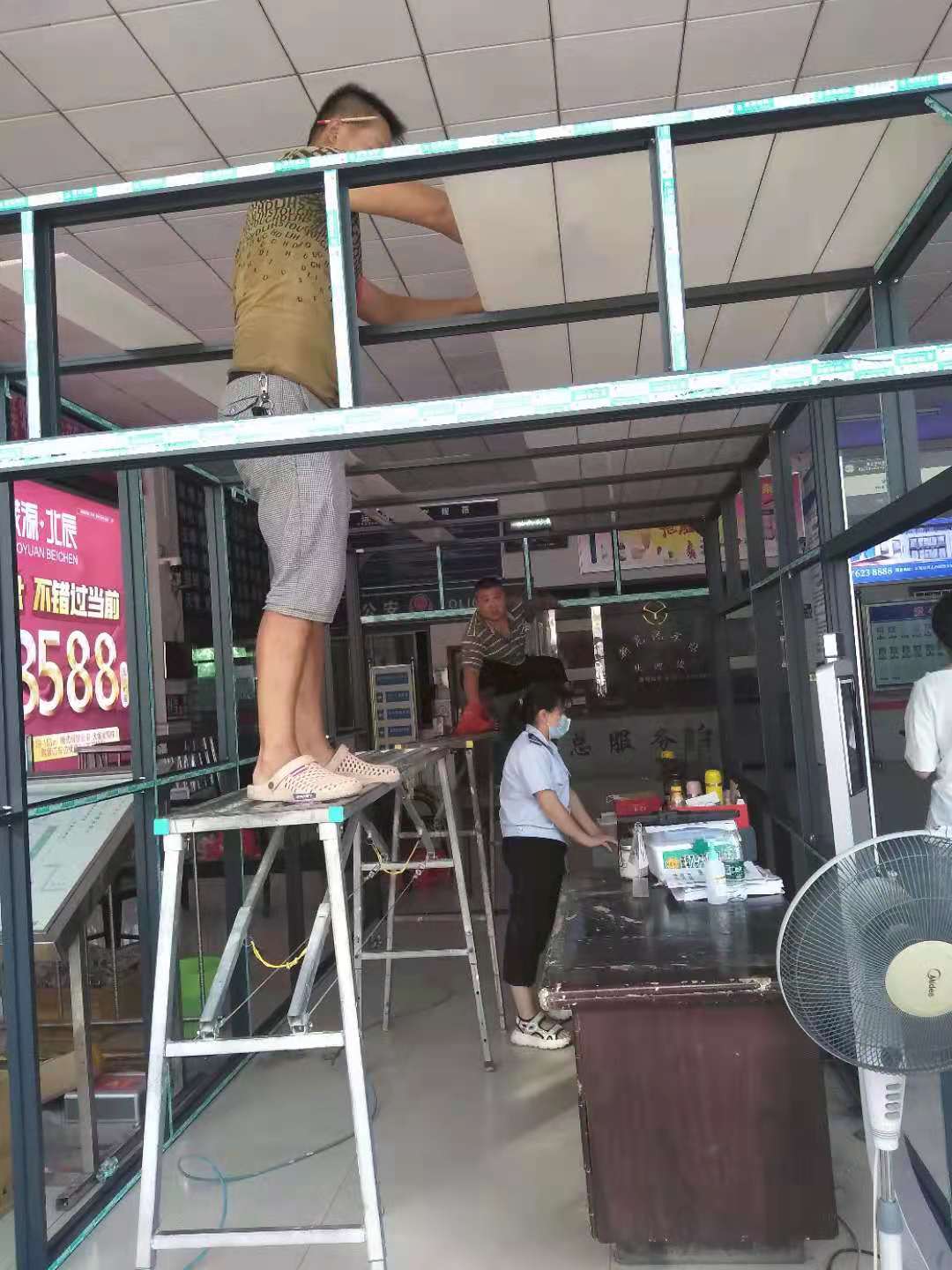 疫情防控点硬件设施改造，加装板房，精准防控，扎紧口袋战术