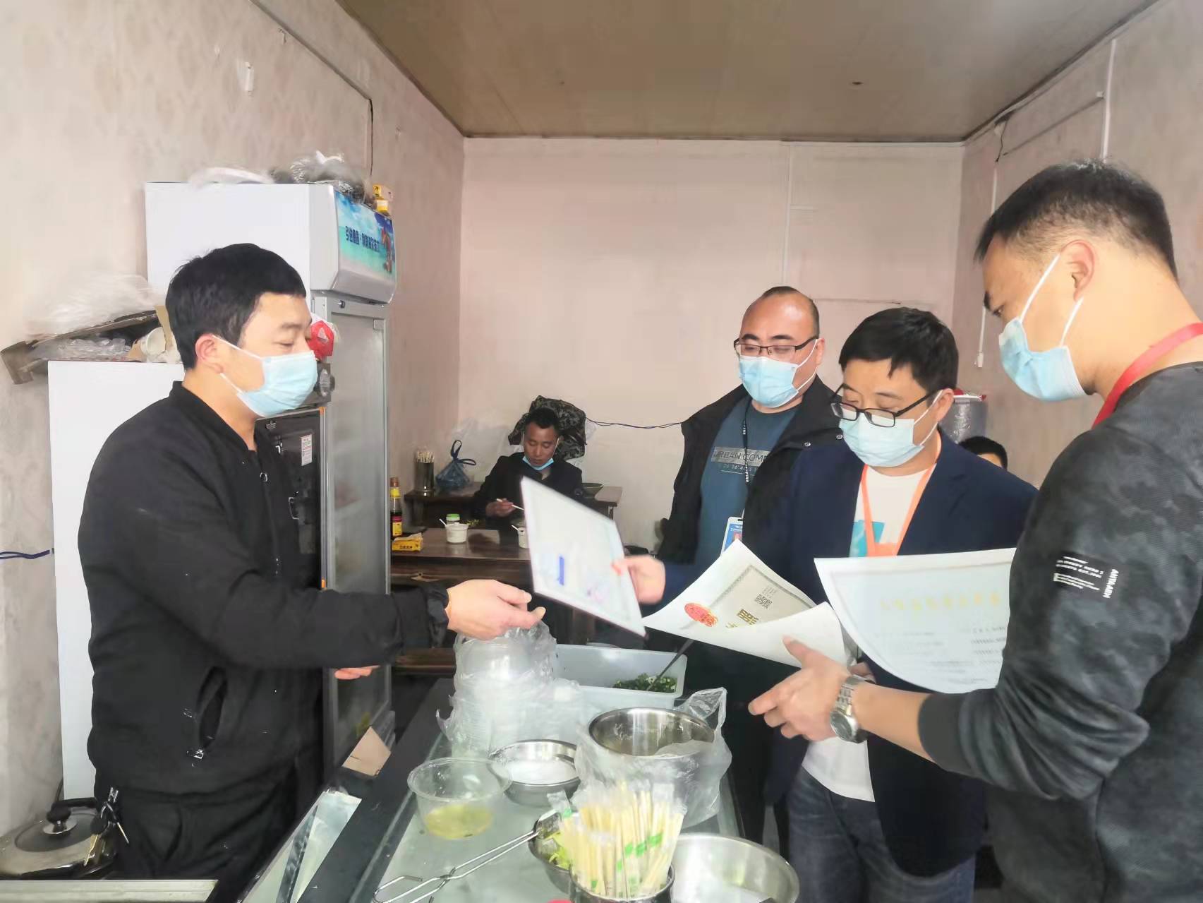 查看店铺营业执照及卫生健康证情况