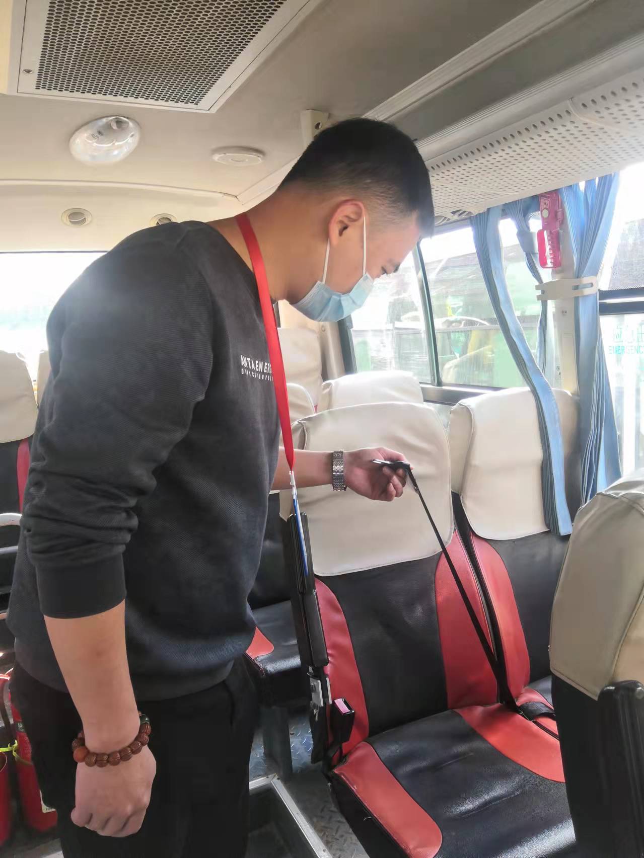 检查安全带使用情况
