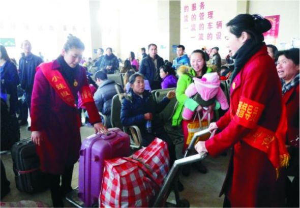 “小辣椒”帮助带小孩的旅客
