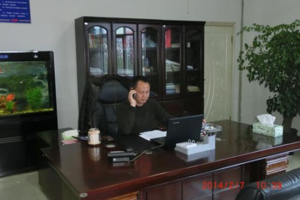运筹帷幄，谢经理在指挥生产