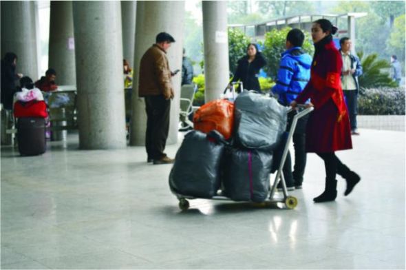 “小辣椒”帮旅客运送行李