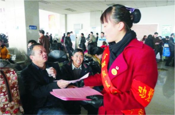 “小辣椒”给旅客发放安全宣传资料