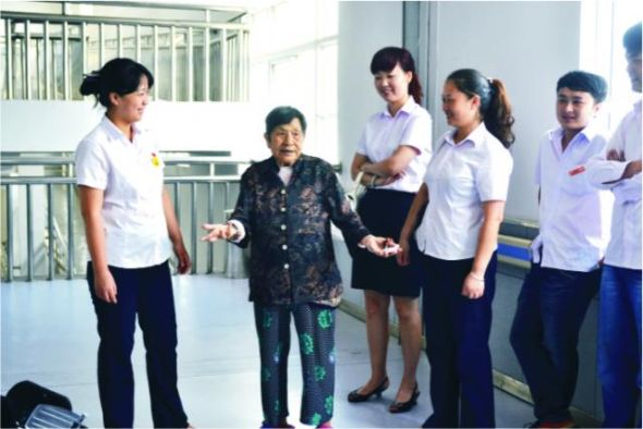 光荣院的老人在跟我们讲她的故事