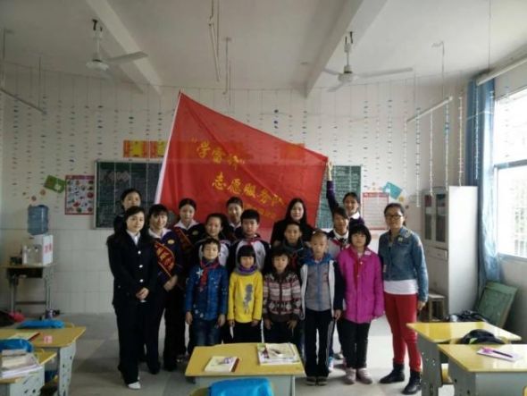 志愿者们与聋哑班孩子合影