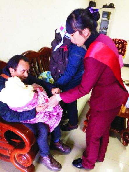 小辣椒安慰着急的旅客