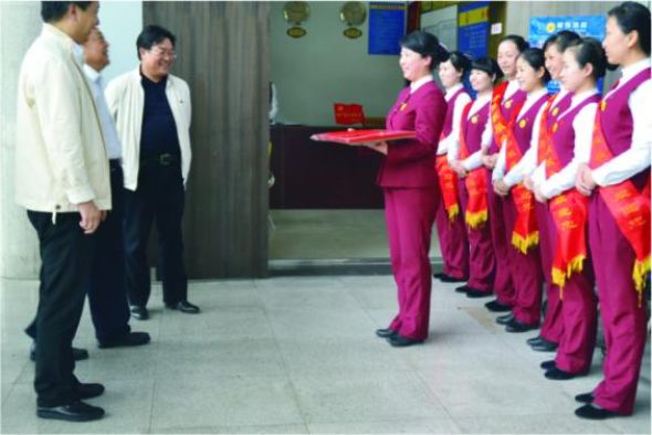 小辣椒服务班班长彭俊带领小辣椒接受领导颁奖