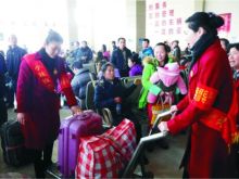 “小辣椒”帮助带小孩的旅客