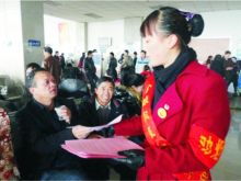 “小辣椒”给旅客发放安全宣传资料
