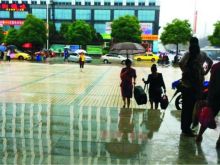 暴雨中,小辣椒服务员冒雨帮旅客抬运行李