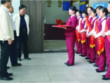 小辣椒服务班班长彭俊带领小辣椒接受领导颁奖