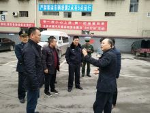毛健刚（右一）与谢喜乐（右二）亲切交谈。