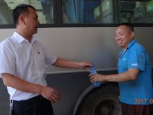 左为谢喜乐