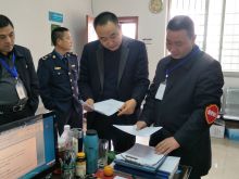 2017年12月5日，洪江市安监局法规股应急办主任向归来在道路运管所安全办主任蒲学平的陪同下，来到黔城汽车站对企业基层应急管理规范化建设进行检查。