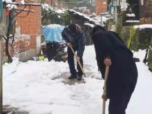 驾服中心扫雪保畅通，雪寒人心暖