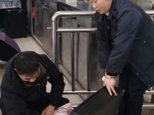 1月31日上午10：30分，乘客唐先生乘坐7:30分怀化至沅陵的大巴车回家探亲，当汽车顺利抵达沅陵汽车南站时，发现自己与同行乘客拿错了行李箱。随即，驾驶员带领唐先生来到南站站务班班长邓陵利处，得知此事后，邓陵利一边安抚旅客情绪，一边拿起手机致电其同行乘客咨询是否有人拿错了行李箱。在邓陵利的不懈努力下，终于联系到了与唐先生拿错行李的乘客，并与其沟通好何时将行李互换回来。 2月1日上午，沅陵汽车南站接到唐先生的来电，唐先生在电话里表达对南站站务班长邓陵利及当班站务员的感谢之情。同时，也对沅陵汽车站工作人员热情服务、暖心帮助的精神“点赞”。