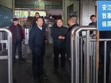 市领导检查春运工作