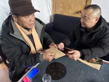 2月5日中午，怀运集团沅陵分公司常务副经理向辉带着对困难职工的浓浓牵挂，顶寒风、踏积雪，到沅陵县老汽车站家属区走访慰问困难党员、困难职工，在积雪和寒风中为困难党员、困难职工送去暖暖的温情和满满的新春祝福。 在困难职工家中，向辉细细询问他们的生活保障情况，向他们送去新春佳节的美好祝愿，送上慰问品和慰问金，叮嘱他们要保重身体，坚定生活信心。通过开展走访慰问活动，关心困难职工、困难党员的生活和身体健康，让大家感受到集团公司和分公司的关怀和温暖，增强了各位职工同志的归属感和幸福感。