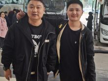 周波与乘客瞿同学合影