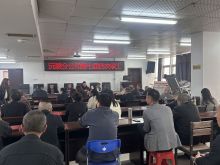 2024年4月12日上午，沅陵分公司召开了第七届四次职工代表大会，本次大会由党支部副书记、工会主席向辉同志主持，会上听取并审议了党支部书记、经理张安俊同志作的行政工作报告、工会主席向辉同志代表七届工会委员会作的工会工作报告以及分公司财务科副科长刘妍同志作财务工作报。大会以无记名投票的方式选举形式，增补选举了出席集团公司的职工代表以及新的工会委员会成员。 最后党支部书记张安俊同志向新一届的代表表示祝贺，并希望代表在各自岗位上发挥模范带头作用，履行好自己的职责，为沅陵汽车站的进一步发展贡献自己的力量。
