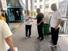 近期的酷暑高温天气下，为了扎实做好职工夏季防暑降温工作，沅陵分公司开展“夏日送清凉”活动，全力保障一线职工的生产安全和身体健康。 7月26日上午，在分公司工会主席向辉带领下，将风油精、藿香正气水、纯净水等防暑物品送到一线职工手中，传递分公司对广大员工的关爱之情，并叮嘱坚守在工作一线的员工们，在做好本职工作的同时，增强自我保护意识，务必做好夏季防暑降温工作。 通过“夏日送清凉”慰问活动，让广大职工真切感受到了公司的关爱，增强了企业的凝聚力，激发了广大员工立足本职作贡献的工作热情。
