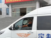 9月19日沅陵武装部内最后一批新兵运输车辆从沅陵武装部出发开往怀化高铁南站。与前两批运输车辆不同的是，这次装载新兵的车辆是沅陵分公司的沅怀线定制车，这也是第一次由定制车参与的新兵运输工作。为此，怀运集团沅陵分公司定制车车队共调动两台定制车，运送新兵16人，以优质的品牌服务、专业的安全运输确保新兵安全、准时、舒适到达指定地点。 为了做好首次新兵运输工作，车队合理调度运输车辆，并挑选具备从业资格多年，有良好驾驶履历，政治、技术、身体素质好和安全意识强的驾驶人员。同时，要求驾驶员提前做好例检，对车辆技术状况，特别是安全带、灭火器等消防设备进行细致地检查，保持车容车貌整洁，把每一处环节抓实、抓细，确保此项严肃而光荣的政治运输任务圆满完成，做足了各项准备。 为确保新兵运输工作安全有序、责任到位，在运输过程中，沅陵公司安全保稽科通过GPS设备实时关注运行状况，对实施运输全过程跟进监控，做好全程护航。 首次新兵运输工作的圆满完成，再一次彰显了怀运集团沅陵分公司的国企政治担当，树立了全心全意为部队服务、支持国防建设的良好形象。