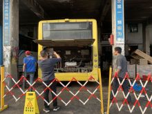近日，沅陵县飞达公共交通有限责任公司启动新能源公交车电池更换工作，这一举措标志新能源公交事业迈向新的发展阶段。 此次更换新能源电动车电池的工作，怀运集团、沅陵分公司及飞达公交公司对此都相当的重视，并召开了相关工作安排会议，会议中进行了关于新（旧）电池存放、旧电池回收、各项安全工作及补贴申报等问题的商讨。 2024年12月10日飞达公交公司12台公交车的更换电池工作已全部完成，未来，新能源公交车的运行将更加的安全、高效，为市民提供更加快捷、舒适的出行服务，这不仅助力城市绿色交通体系的建设，也推动着可持续发展目标的实现。