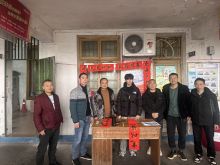 为弘扬中华传统文化，传递新春祝福，在蛇年新春到来之际，沅陵分公司开展“廉润万家，和和美美”清廉文化宣传活动，将廉洁文化元素融入春联之中，寄托对新年的憧憬，营造文明祥和的节日氛围。1月22日上午九点，在沅陵县汽车北站的活动现场，人头攒动，现场书写的对联寓意深刻、喜庆吉祥，把对来站乘客的祝福融入到书法作品中，不仅书写了新春的美好愿景，更是把廉洁清风吹进千家万户。精美的“春廉”让大家真切感受到了节日来临的温暖，称赞连连。本次活动把廉洁文化和传统文化相结合，既弘扬了中华传统文化，也营造了廉洁氛围，将清廉勤俭的文化元素融入春联之中，在送上新春祝福的同时，把廉政的清风吹进乘客心中。