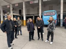 1月23日上午，怀运集团纪委书记曹剑雄、党群人事部部长姚洪波等一行人到沅陵汽车站督导检查2025年春运保障工作。分公司经理张安俊，副经理向辉、李军等陪同检查。 曹书记一行实地查看了沅陵汽车南、北站售票大厅、候车经营秩序和安全管理，旅客行包安检及封闭发车落实等情况，听取了分公司经理张安俊关于春运开展情况的汇报，充分肯定了沅陵分公司春运安全各项工作。 曹书记指出，春运事关广大人民群众切身利益，要坚决以“平安春运、便捷春运、温馨春运”为目标，全力以赴做好各项服务保障工作，用“辛苦指数”换取旅客的“幸福指数”，确保人民群众春运平安便捷温馨出行。 现场叮嘱安检人员一定要认真检查，做到逢包必查、逢液必检，严格执行“三不进站、六不出站”管理制度。积极有效防范应对客流高峰、严寒恶劣天气等影响，全力保障旅客出行安全有序。不断提高服务质量，围绕优化旅客出行体验，加强对重点旅客的服务保障，营造良好的出行环境，确保人民群众过一个平安、和谐、幸福的新春佳节。