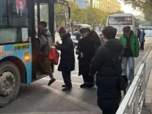 公交经理深入一线站点督导，确保群众顺畅出行