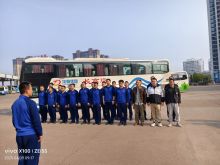 当前，消防宣传和火灾隐患排查整治工作在全县范围内铺开。4月9日，沅陵县消防大队携手沅陵汽车南站开展消防安全检查及消防应急演练活动。 活动当天，沅陵消防队与沅陵分公司保稽科工作人员组成联合检查组，对车站的消防设施设备、电气线路、疏散通道等进行了全面细致的消防安全检查。检查中，消防队对沅陵分公司整体消防安全给予肯定，要求继续保持消防安全意识，确保车站消防安全。 沅陵汽车站与沅陵消防队联合开展了应急演练活动。演练模拟了车站候车室突发火灾场景，车站工作人员迅速组织旅客疏散，引导旅客按照预定疏散线路有序撤离。通过演练，进一步检验了车站应急预案的可行性和有效性，提高了车站工作人员和消防部门之间的协同作战能力。 通过此次与消防部门的携手共建活动，沅陵汽车南站的消防安全管理水平得到了有效提升，员工和旅客的消防安全意识进一步增强，为营造平安、和谐的车站环境奠定了坚实基础。在今后的工作中，车站将继续加强与消防部门的合作，不断完善消防安全管理工作，为旅客的生命财产安全保驾护航。