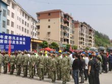 沅陵县发生的2.15水上事故，沅陵县县委领导高度重视，就此事件，4月10日沅陵县委，县政府各大机关领导至五强溪镇参加沅陵县2025年度防汛总动员暨山洪地质灾害防御应急演练。 本次应急演练由怀运集团沅陵分公司147车队承担人员、演练物资等运输任务，分公司经理张安俊对此次运输任务高度重视，对承运这次运输任务的驾驶员进行了出车前的安全叮嘱及行车安全注意事项，分管副经理王和锐对此次运输也作出了行车途中安全应急方案措施要求，147车队队长黄辉对此次参与运输车辆性能进行了安全跟踪检测及出车之前的安全叮嘱。 此次应急演练沅陵分公司共派出3台旅游大巴车，承运100余人，将此次防汛总动员暨山洪地质灾害防御应急演练普及到全县各个单位，将演练推广到每户每家，提高群众的认识度，维系民生，幸福安康。