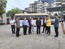 2025年4月15日下午15点，中共沅陵县人民政府，县长易中华及县领导一行，在交通局及怀运集团沅陵分公司党支部书记、经理张安俊的陪同下，来到了沅陵分公司汽车北站，对车站候车区、发车区检查安全运输工作。 在检查过程中，沅陵分公司张安俊书记，向易县长讲述了沅陵汽车北站目前所处的形势，所面临的一些困难。易县长认真仔细的听着，并强调作为运输企业单位，又地处城中心位置，要坚持人民至上，生命第一，扎扎实实开展隐患排查整治，全力守护人民群众的生命财产安全，汲取过往的安全事故，压实责任，切实做到全心全意为旅客服务的宗旨。 沅陵分公司经理张安俊当场也表态，我们作为运输单位，要加强加大职工安全教育培训，提高职工安全意识，不忘初心，牢记使命，认真做好安全运输，进一步提高本企业的安全生产发展。