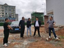 4月25日，集团公司领导肖茗崧、办公室主任张刚一行对靖州新汽车站进度进行查看和指导推进工作。