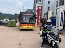高考期间为助力广大高考学子安全、准时抵达考场，飞达公交公司积极参与行动，全力为2025年度高考考生提供优质、便捷的接送服务。 为了确保行车安全，公司精心抽调了一批素质高、驾驶技术精湛、服务经验丰富的优秀驾驶员参与接送任务。所有参与接送的车辆均提前进行了严格的安全检查，全面清扫车辆，为考生营造舒适整洁的乘车环境。驾驶员也全部接受了专项安全服务培训，只为能以最安全的状态、最平稳的驾驶、最温馨的服务陪伴考生出行。 飞达公交公司负责人周元表示：“高考是孩子们人生中的重要时刻，我们公交公司有责任、有义务为他们提供帮助，希望我们的服务能为考生们顺利应考贡献一份力量，祝愿每一位考生都能乘风破浪，全榜提名。”