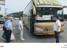 7月29日为规范沅陵客运市场秩序、保障旅客出行安全与合法权益，沅陵分公司保稽科与县交通执法大队开展“严打黄牛扰市，规范过境配客”联合行动，双方聚焦各自职责靶向发力。     沅陵分公司保稽科旨在通过专项整治，严厉打击“钓客”、“偷客”、“黄牛”等非法人员以送客为名，通过哄抬、压低票价或强制搭售等方式扰乱沅陵客运市场票价秩序的行为，遏制私下交易、违规喊客等乱象，维护客运市场公平竞争环境，保障正规客运经营者与旅客的合法票价权益，确保客运价格稳定有序。 县交通执法大队重点针对过境客运车辆，严格落实“站内配客必须进站安检”的要求，对需在站内配客的过境车辆，全面开展安全检查（包括车辆制动、消防设施等安全性能），同时核查车辆营运资质、驾驶员从业资格证及驾驶资质等，严防“黑车”配客、无证营运、资质不符等风险，从源头筑牢安全防线，切实保障旅客乘车过程中的人身与财产安全。 此次联合行动通过双方各司其职、协同联动，既规范客运市场价格秩序，又筑牢道路客运安全屏障，最终实现“市场有序、价格合理、出行安全”的目标，为沅陵群众及过往旅客营造放心、安心的客运服务环境。