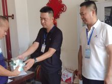分公司经理蒋朝辉给车队一线职工送去防暑物资