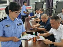  国庆、中秋双节临近，群众出行需求集中释放，道路交通安全压力随之增大。为切实防范化解节日期间道路交通安全风险，保障群众出行平安，9月28日晚19:00，沅陵县道路服务中心与沅陵县公安局交管中心主动联动，联合沅陵分公司安稽科共同组织开展驾驶员节前安全专项培训，以“早部署、早提醒、早强化”筑牢节日道路安全防线。 培训聚焦双节出行特点，围绕驾驶员核心安全需求展开：一方面，沅陵县公安局交管中心肖主任结合近期典型道路交通事故案例，重点讲解了节日期间车流密集路段的通行规则、恶劣天气下的行车技巧，以及酒驾、醉驾、疲劳驾驶、超速超载等违法行为的法律后果，用“看得见、听得懂”的案例敲响安全警钟；另一方面，沅陵县道路服务中心周主任、郑主任针对营运及作业驾驶员的岗位特性，强调了车辆出行前的安全检查流程，要求驾驶员提前排查刹车、灯光、轮胎等关键部件隐患，从源头杜绝“带病车辆”上路。沅陵分公司安全经理汤凌云表示，将持续做好节日期间道路交通安全巡查与引导，切实为群众双节出行营造安全、有序、畅通的交通环境。 此次联合培训，进一步提升了驾驶员的安全意识和应急处置能力，让“安全第一”的理念深植每一位参训人员心中。