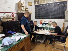 为切实保障国庆、中秋节期间道路运输安全，筑牢安全生产防线，近日，沅陵分公司副经理、工会主席向辉，分公司副经理李军携保卫稽查科科员，对汽车南北站、飞达公司、保养场开展节前安全监督检查。  检查组重点围绕运输安全关键环节开展工作：一是查看汽车南北站的旅客安检流程、应急通道畅通情况及站内消防设施配备与完好度，要求严格落实“三不进站、六不出站”制度；二是深入飞达公司，核查车辆动态监控系统运行、驾驶员资质及安全教育培训记录，强调杜绝疲劳驾驶、超速行驶等违规行为；三是在保养场细致检查车辆制动、转向、轮胎等关键部件检修情况，确保所有营运车辆技术状况达标。  副经理向辉在检查中强调，各单位要压实安全主体责任，针对发现的薄弱环节立行立改，全力保障节日期间群众出行安全、便捷、有序。