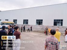  为深入贯彻落实2025年“国庆”、“中秋”双节期间安全生产相关要求，切实提升车站从业人员的安全防范意识与突发事件应急处置能力，保障旅客出行安全及车站运营秩序，9月29日沅陵分公司官庄车站组织全体员工及驾驶员开展紧急逃生及消防演练活动。 演练前，车站提前制定详细方案，明确演练流程、人员分工及安全注意事项，确保演练有序开展。活动现场，向站长结合车站实际运营场景，从“理论讲解+实操示范”两方面入手，向参与人员系统讲解紧急逃生知识：重点强调火灾等突发事件发生时的逃生路线规划、烟雾环境下的呼吸防护方法、人员疏散的秩序维护要点，以及如何快速识别安全出口与应急设备位置，帮助大家建立“先自保、再互助”的逃生意识。演练中，员工与驾驶员分组进行实操练习，站长对每位参与者的操作动作进行细致纠正，针对常见错误操作（如喷嘴未对准火焰根部、喷射角度不当等）现场答疑，确保人人都能熟练掌握灭火器使用技巧。 此次演练不仅让全体从业人员进一步掌握了紧急逃生与消防处置的核心技能，更强化了“安全第一、预防为主”的责任意识，为车站安全稳定运营及旅客出行安全筑牢坚实屏障。