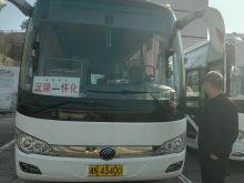 为应对冬季低温雨雪天气，切实保障旅客出行安全，11月15日上午，沅陵汽车站147车队黄队长携主管机务李队长，带领车队工作人员开展冬季车辆防滑链及安全设施专项检查，以“零疏漏”标准筑牢道路运输安全屏障。  检查现场，黄队长与李队长分工协作，重点围绕车辆防滑链展开排查。从防滑链的磨损程度、卡扣牢固性，到安装适配性，逐一测试、记录，确保每辆车的防滑链都能在冰雪路面发挥实效。同时，针对车辆安全设施进行全面核查，包括应急锤、灭火器、安全带、三角警示牌等关键设备，查看是否齐全有效、是否在有效期内，对发现的个别应急锤松动、灭火器压力不足等问题，当场要求整改，直至复检合格。  检查过程中，李队长还向驾驶员强调冬季行车注意事项，提醒大家提前关注天气与路况，规范使用防滑设施，遇突发情况及时上报。黄队长表示，车队将持续加强冬季车辆动态监管，加密检查频次，以细致举措守护每一位旅客的平安出行路。