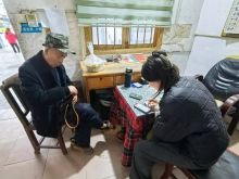 为满足旅客多样化出行需求，同时关爱老年群体出行便利，13日上午，沅陵分公司汽车北站组织工作人员积极开展定制班线推广服务，并主动帮助老年旅客解决购票难题，用贴心服务提升旅客出行体验。  在车站大厅及候车区，工作人员通过发放宣传手册、现场讲解等方式，向旅客介绍定制班线的线路优势、预约方式及灵活便捷的特点，针对旅客关心的发车时间、停靠站点等问题耐心解答，引导有需求的旅客通过线上平台或服务窗口预约购票。  考虑到部分老年旅客不熟悉智能设备操作，工作人员主动上前提供帮助，手把手协助老人查询班次、填写个人信息、完成购票流程，同时详细告知乘车时间、检票口位置及携带行李注意事项。“有你们帮忙，买票方便多了！”一位老年旅客的称赞，道出了对车站暖心服务的认可。  汽车北站相关负责人表示，将持续优化定制班线服务，细化对特殊群体的帮扶举措，让便捷出行惠及更多旅客，切实提升车站服务质量与群众满意度。