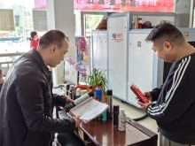 秋冬季节天干物燥，火灾风险加剧。为切实做好用火用电安全管理，全力防范火灾事故发生，近日，沅陵分公司安全经理汤凌云牵头部署，组织工作人员对分公司所属生产区、生活区开展安全大排查，以“防患于未然”的态度守护场站安全。  排查工作分区域、分重点推进。在生产区，汤经理带领团队重点检查车辆维修车间的电路线路、焊接作业防护措施，以及仓库内易燃物品存储规范，确保用电设备无老化、无违规接线，消防器材配置齐全且在有效期内；在生活区，核查电器功率负荷，提醒员工杜绝私拉乱接电线、违规使用大功率电器等行为，对发现的插座松动、燃气软管老化等隐患，当场下达整改通知，明确整改时限与责任人。  汤经理在排查中强调，秋冬防火事关重大，全体人员需提高安全意识，后续将定期开展隐患“回头看”，切实把安全风险消除在萌芽状态，为场站运营与员工生活筑牢安全屏障。