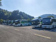  11月15日，沅陵分公司紧扣“运旅融合”发展核心方向，高效统筹运力资源，圆满完成9趟次“周末休闲游”运输任务，以安全优质的运输服务为游客出行保驾护航，有效助力地方文旅消费持续升温。    本次运输任务中，“安化花海一日游”成为热门选择，共执行8趟次运输，累计护送游客达400人。其中，沅陵门市部自主组织参与游客48人，充分展现了公司市场拓展与客户组织能力；其余运输任务由147车队与沅陵本地多家旅行社深度联动完成，彰显了合作共赢的强劲发展合力。此外，公司还精准对接游客需求，顺利完成“洪江芳华年代一日游”1趟次运输服务，为游客打造了沉浸式怀旧旅游体验，获得广泛好评。     下一步，沅陵分公司将持续深化运旅融合发展模式，立足区域文旅资源特色，积极拓展更多个性化、高品质的特色旅游运输线路。以更扎实的举措提升服务质量，以更精准的布局激活文旅运输市场，为书写地方文旅运输高质量发展新篇章注入更强动力。