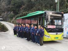 为切实解决职工通勤难题，提升职工幸福感与归属感，2025年12月10日，中国黄金集团湖南鑫瑞矿业有限公司与怀运集团沅陵分公司达成合作，正式开通里程8公里的职工上下班接送专车。 专车开通前期，沅陵分公司通过邀请沅陵县交通主管部门，会同怀运集团沅陵分公司、沅陵飞达道路运输公司等相关负责人通过多轮实地调研和考察， 结合职工居住分布、通勤高峰时段等实际情况，科学规划了专车行驶路线与发车频次，确保通勤服务高效、便捷、安全。通勤专车的投用，不仅有效降低了职工通勤成本与路途安全风险，更彰显了企业以人为本的发展理念。此次合作是双方立足企业发展实际、聚焦职工民生需求的重要举措。  下一步，双方将持续优化通勤服务细节，动态调整运行方案，为职工提供更优质的出行保障，助力企业营造和谐稳定的生产经营环境。